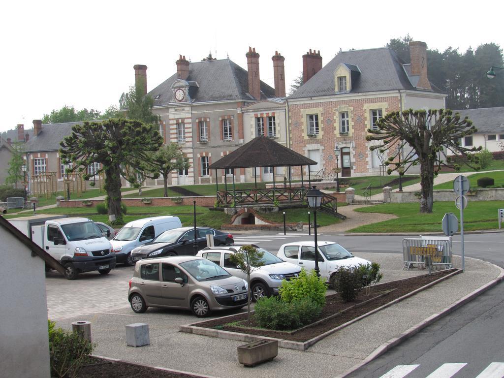 Auberge Du Grand Dauphin Dhuizon Exteriör bild
