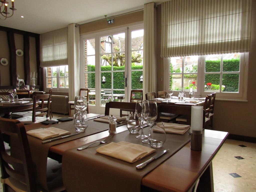 Auberge Du Grand Dauphin Dhuizon Exteriör bild