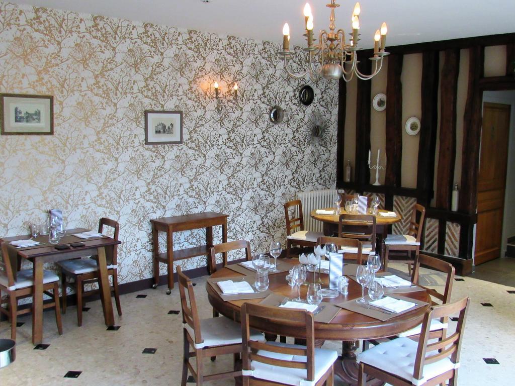 Auberge Du Grand Dauphin Dhuizon Exteriör bild